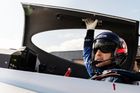 Je jedním z nejlepších pilotů české historie. K akrobacii nyní přidal další milník