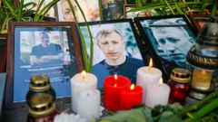 Květiny, svíčky a fotografie na místě, kde našla policie oběšeného Vitalije Šyšova.