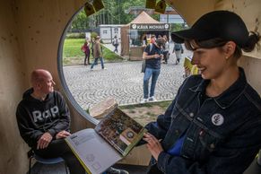 Obrazem: Na Svět knihy míří desítky tisíc lidí. Fulghum odřekl kvůli operaci srdce