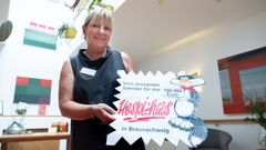 Ředitelka hospicu Petra Gottsandová drží symbolický pytel peněz od neznámého dobroděje.