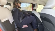 Vyšší podlaha elektrické verze znamená, že kolena směřují ke stropu a stehna jsou ve vzduchu.