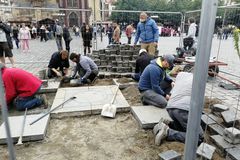 Práce na stavbě mariánského sloupu mají začít v pondělí, podle autora jim nic nebrání