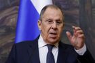 Rusko u hranic shromažďuje 50 tisíc vojáků. Lavrov: Trváme na neutralitě Ukrajiny