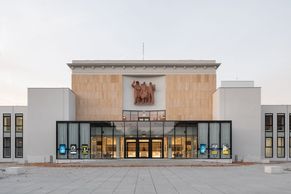 Dům kultury v Ostravě byl chloubou socialistického realismu. Chátral, dnes znovu září