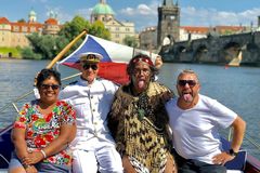 "Maoravan" ze Zélandu jí svíčkovou a zpívá Gotta. Česky mluvím po pár pivech, říká