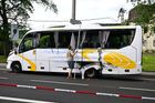 Zdrogovaný řidič kamionu ujel od srážky s autobusem, zranilo se 25 lidí
