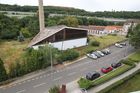 Tato zvláštní budova hned vedle sídla Bezpečnostní informační služby budí pozornost nejen hostů hotelu, z jehož okna je na budovu krásný výhled.