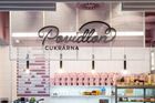 Prodejní pult je svěží a lehce připomíná americké "candy shopy" z 60. let minulého století.