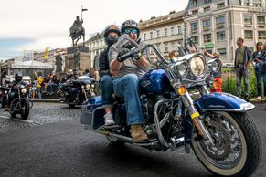 Foto: Prahou o víkendu burácely stovky Harleyů, jízdu provázel i seskok parašutistů