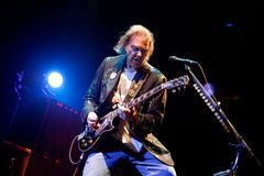 Recenze: Neil Young zašel do lesa smyčců hledat hranici kýče