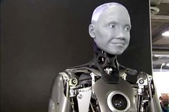 Dokonalá gesta, odpovídání na otázky. Nejdokonalejší humanoidní robot vzbudil rozpaky
