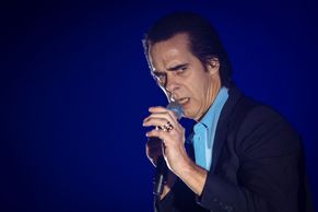 Recenze: Nick Cave se před publikem v O2 areně obnažil na kost. Veřejnou tryznu zvládl skvěle