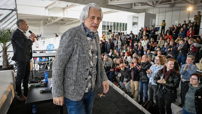 Dobrá literatura je pro mě jako těžká droga, říká Vladimir Sorokin. Vzadu stojí moderátor diskuse Tomáš Glanc.