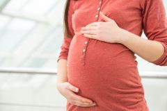 Psycholožka: Osamělé ženy nemohou chtít po státu, aby je otěhotněl