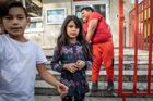 Děti vyčkávají na otevření nízkoprahového klubu charity.