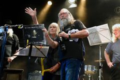 Divadlo Archa vzpomínalo na Mejlu Hlavsu, Němcová pokřtila album Plastiků