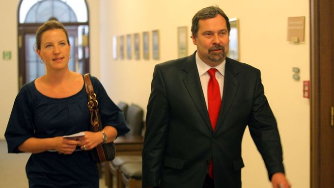 Věci veřejné zatím zůstávají ve vládě. Ultimátum prodloužily do konce června.