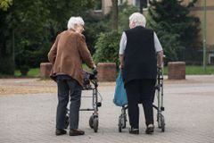Senior je slibný zákazník. Stříbrná ekonomika roste, vydělat na tom umí leda šmejdi