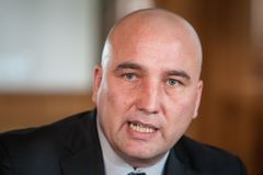 Manažeři jezdili za peníze IT firmy do Alp, ředitel VZP je odvolal
