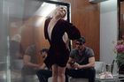 Jako porno ze sultánova harému označil filmový kritik Kamil Fila polský erotický thriller 365 dní. Jde o jeden z nejsledovanějších filmů Netflixu, zároveň ale s nejnižším indexem sledovanosti. Kombinace gangsterské ságy a erotického thrilleru glorifikuje sexuální násilí a mužskou dominanci na patologické úrovni.