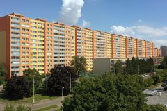 Nejdelší panelák v Česku? Lidí tu bydlí jako v malém městě, schůze jsou v "kulturáku"