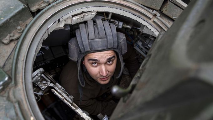 „Schovat se, vyjet, vypálit, a zase dokola.“ Ukrajinci kvůli útokům dronů mění celou tankovou doktrínu.