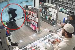 Obsluha zloděje "převezla" důmyslnou pastí. Ostré reakce vyvolalo jednání policie