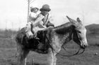 Che Guevara, vlastním jménem Ernesto Guevara, se narodil 14. června 1928 v argentinském přístavním městě Rosario. V roce 1933, kdy tento snímek s malým Ernestem a jeho sestrou vznikl, ještě nikdo netušil, že ze syna architekta a vzdělané ženy z vyšší třídy vyroste jeden z nejvýznamnějších revolučních vůdců Latinské Ameriky.