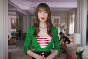 Recenze: Emily in Paris je posedlá prací i luxusem. A my se nemůžeme přestat dívat