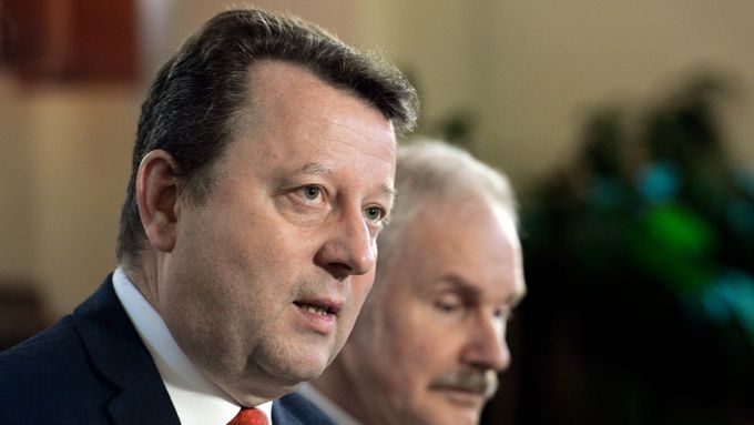 Končící ministr kultury za ČSSD Antonín Staněk a jeho ředitel odboru interního auditu a kontroly Miroslav Leixner.